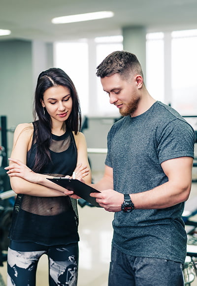 Personal trainer explicando o plano de treinamento