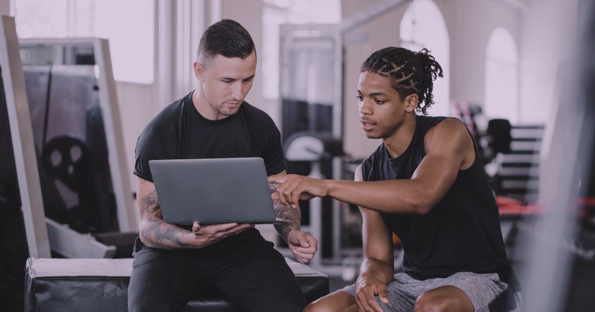 Personal trainer indicando valor para aluno